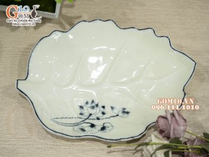 Đĩa lá sâu men kem vẽ hoa Sen đen, 30x23cm