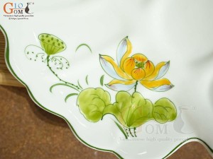 Đĩa lá sâu men kem vẽ hoa Sen vàng, 24x17cm
