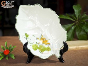 Đĩa lá sâu men kem vẽ hoa Sen vàng, 24x17cm