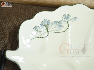 Đĩa lá sâu men kem vẽ hoa Sen xanh, 25x18cm