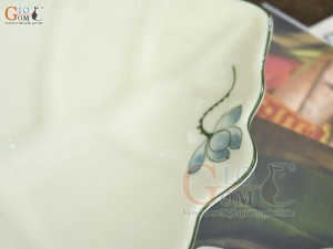 Đĩa lá sâu men kem vẽ hoa Sen xanh, 25x18cm