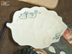 Đĩa lá sâu men kem vẽ hoa Sen xanh, 25x18cm