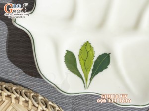 Đĩa lá sâu men kem vẽ lá Ngò gai, 25x17cm