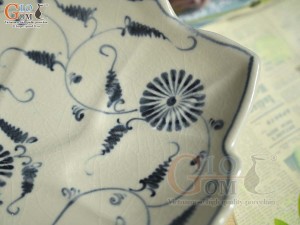 Đĩa lá sâu men rạn họa tiết hoa cúc, 27x20cm