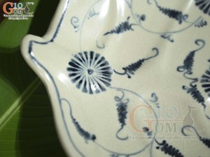 Đĩa lá sâu men rạn họa tiết hoa cúc, 27x20cm