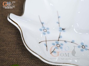 Đĩa lá sâu men trắng vẽ hoa Đào xanh, 28x20cm