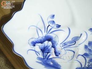 Đĩa lá sâu men trắng vẽ hoa sen tràm, 24x17cm