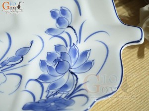 Đĩa lá sâu men trắng vẽ hoa sen tràm, 24x17cm