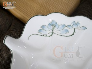 Đĩa lá sâu men trắng vẽ hoa Sen xanh, 25x18cm