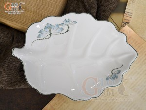 Đĩa lá sâu men trắng vẽ hoa Sen xanh, 25x18cm