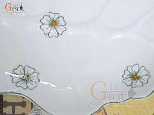 Đĩa lá sâu men trắng vẽ ngàn hoa, 28x20cm