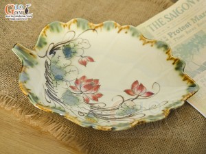 Đĩa lá sâu men vuốt vẽ hoa Sen đỏ 24x17cm