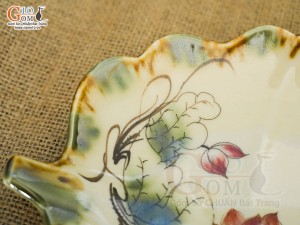Đĩa lá sâu men vuốt vẽ hoa Sen đỏ 24x17cm