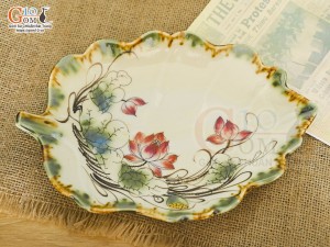 Đĩa lá sâu men vuốt vẽ hoa Sen đỏ 24x17cm