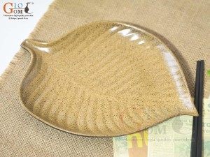 Đĩa lá trầu men gốm vàng, kích thước 26x19cm