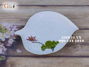 Đĩa lá trầu men kem họa tiết Sen đỏ 30x22cm