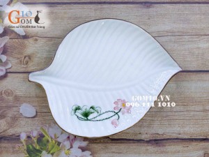 Đĩa lá trầu men kem họa tiết Sen hồng 30x22cm