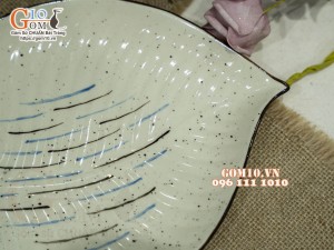 Đĩa lá trầu men kem tấm kẻ chỉ, 27x20cm