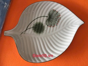 Đĩa lá trầu men kem vẽ bồ công anh, 26x20cm