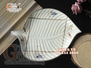 Đĩa lá trầu men kem vẽ Cà Rốt, 30x22cm
