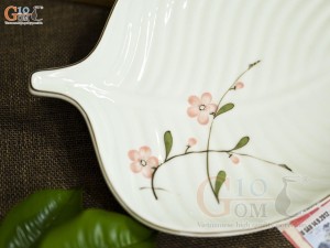 Đĩa lá trầu men kem vẽ hoa Đào hồng, 27x21cm