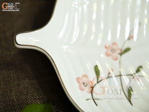 Đĩa lá trầu men kem vẽ hoa Đào hồng, 27x21cm