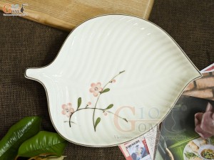 Đĩa lá trầu men kem vẽ hoa Đào hồng, 27x21cm