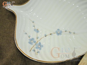 Đĩa lá trầu men kem vẽ hoa Đào xanh, 26x20cm