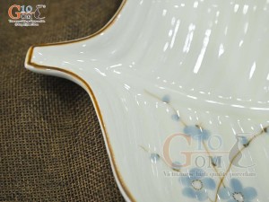 Đĩa lá trầu men kem vẽ hoa Đào xanh, 26x20cm