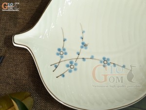 Đĩa lá trầu men kem vẽ hoa Đào xanh, 27x21cm