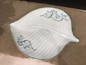 Đĩa lá trầu men kem vẽ sen xanh - Chỉ xanh, 30x22cm