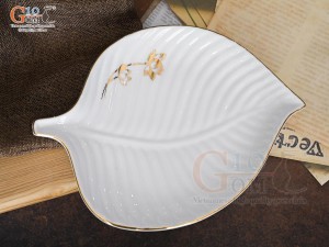 Đĩa lá trầu men trắng hoa Sen kẻ viền vàng 24k, 27x21cm