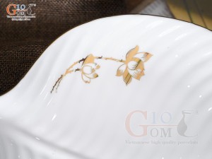 Đĩa lá trầu men trắng hoa Sen kẻ viền vàng 24k, 27x21cm