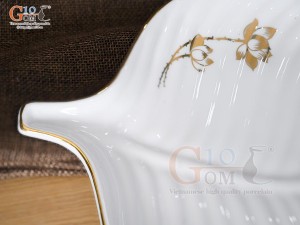 Đĩa lá trầu men trắng hoa Sen kẻ viền vàng 24k, 27x21cm