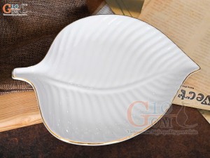 Đĩa lá trầu men trắng kẻ viền vàng 24k, 25x18cm
