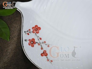 Đĩa lá trầu men trắng vẽ hoa Đào đỏ, 27x21cm