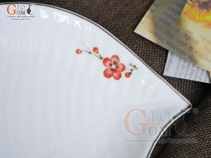 Đĩa lá trầu men trắng vẽ hoa Đào đỏ, 27x21cm