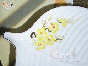 Đĩa lá trầu men trắng vẽ hoa Mai vàng, 27x21cm