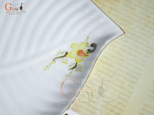 Đĩa lá trầu men trắng vẽ hoa Mai vàng, 27x21cm