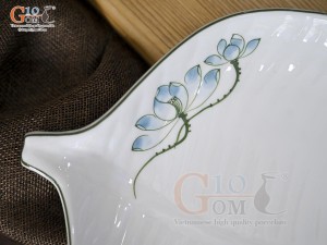 Đĩa lá trầu men trắng vẽ hoa Sen xanh, 27x21cm