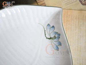 Đĩa lá trầu men trắng vẽ hoa Sen xanh, 27x21cm