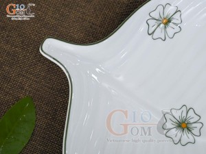 Đĩa lá trầu men trắng vẽ ngàn hoa, 27x21cm