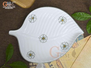 Đĩa lá trầu men trắng vẽ ngàn hoa, 27x21cm
