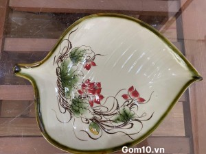 Đĩa lá trầu men vuốt vẽ hoa Sen đỏ 30x22cm