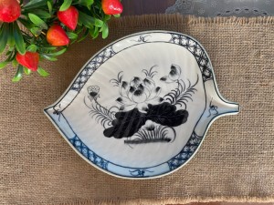 Đĩa lá trầu xanh đồng vẽ Sen, 26x20cm