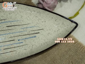 Đĩa lá xoài men kem tấm kẻ chỉ, 31x13cm