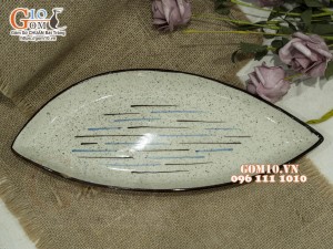 Đĩa lá xoài men kem tấm kẻ chỉ, 31x13cm