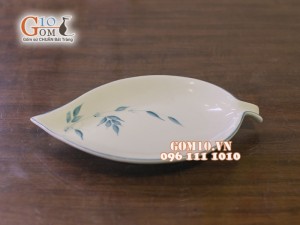 Đĩa lá xoài men kem vẽ lá Trúc xanh 26cm