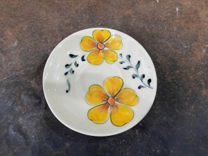 Đĩa men kem vẽ hoa mai vàng, 10cm