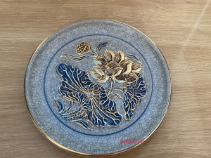 Đĩa men rạn đắp nổi Sen Cát Tường vẽ vàng 24k, đường kính 17.5cm